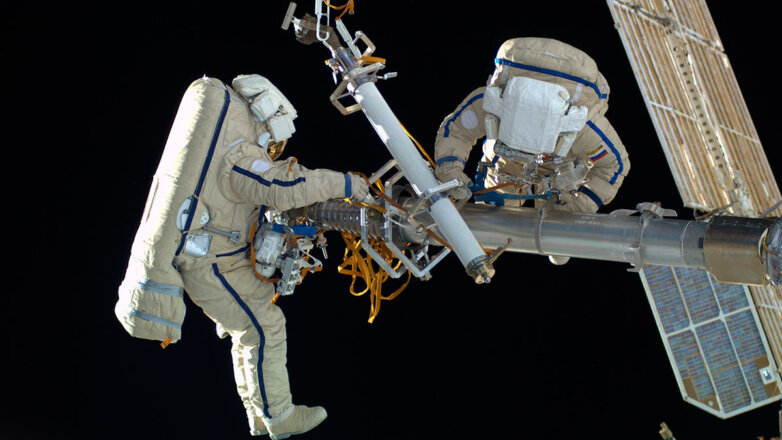 Российские космонавты на МКС рискуют лишиться скафандров