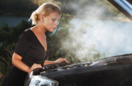Дым из-под капота автомобиля: что делать водителю