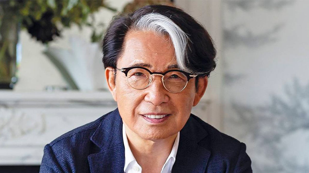 Прошлой осенью – 4 октября 2020 года - японский дизайнер Кэндзо Такада скончался во Франции в возрасте 81 года после заражения коронавирусной инфекцией. Первую собственную коллекцию женской одежды он представил в 1970 году, позже занялся дизайном мужской одежды, в 1988 году - парфюмерией.