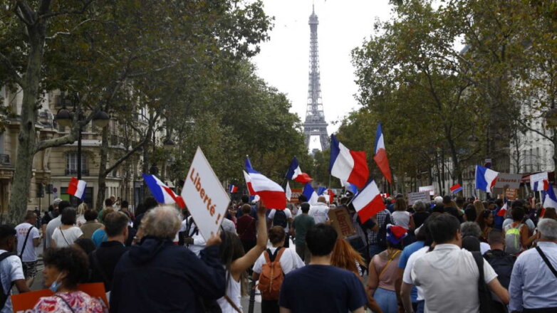 Около 160 тыс. человек вышли на протесты против обязательной вакцинации во Франции