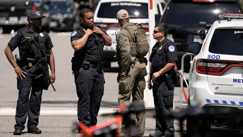 Мужчина, приехавший к Капитолию США с похожим на бомбу устройством, сдался полиции