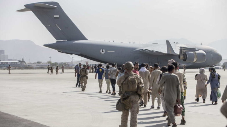 912973 Аэропорт Кабула Афганистан эвакуация беженцы два