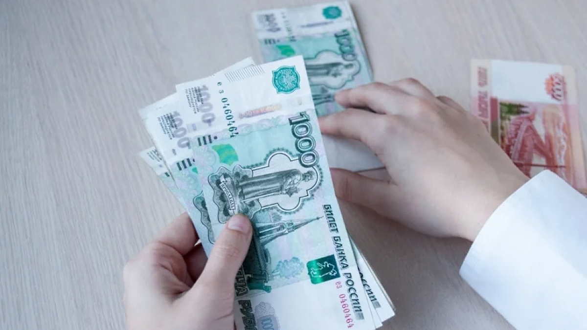 Займ 10 тыс. Деньги рубли. Деньги русские в руках. Заработная плата. Считает деньги.