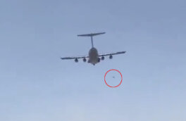 СМИ: момент падения людей с якобы вылетающего из Кабула самолета попал на видео