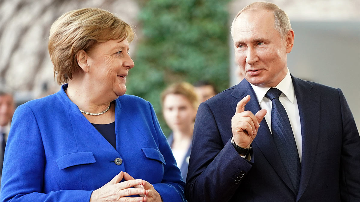 Путин заверил Меркель в продолжении "дружеского общения"