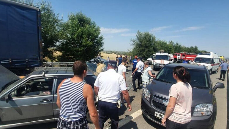 Девять автомобилей столкнулись в Ростовской области: видео