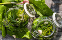 Просто и вкусно: зачем кладут листья вишни и смородины в домашние соленья