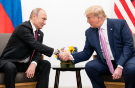 Бывший пресс-секретарь рассказала, что Трамп шепнул Путину во время саммита в Осаке