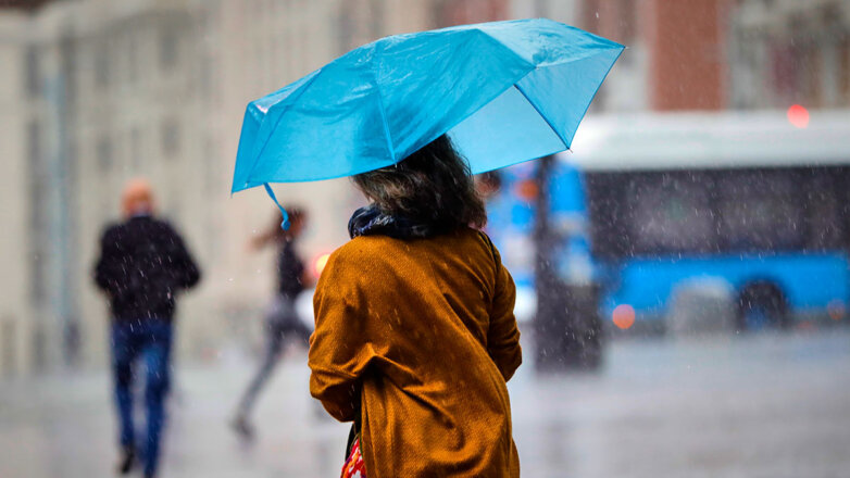 Сильный дождь и женщина с зонтом