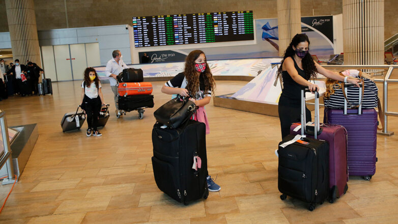 пассажиры в аэропорту Тель-Авива