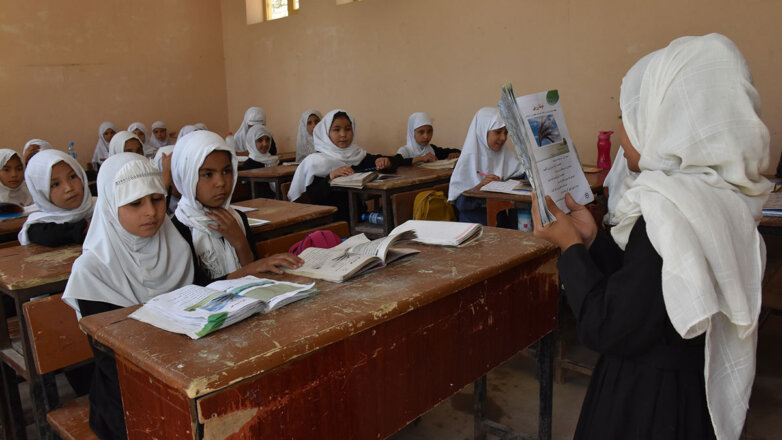 Талибы разрешили девочкам в Афганистане обучаться в школах