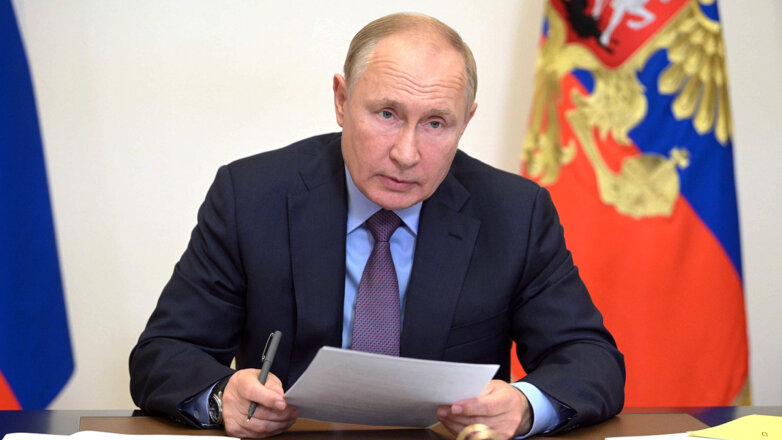Путин поручил увеличить зарплаты бюджетникам