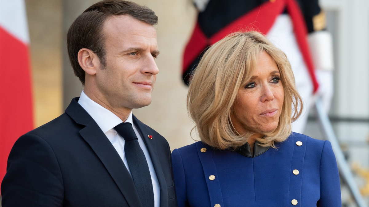 Президент Франции Эммануэль Макрон и его жена Брижит обратились в правоохра...