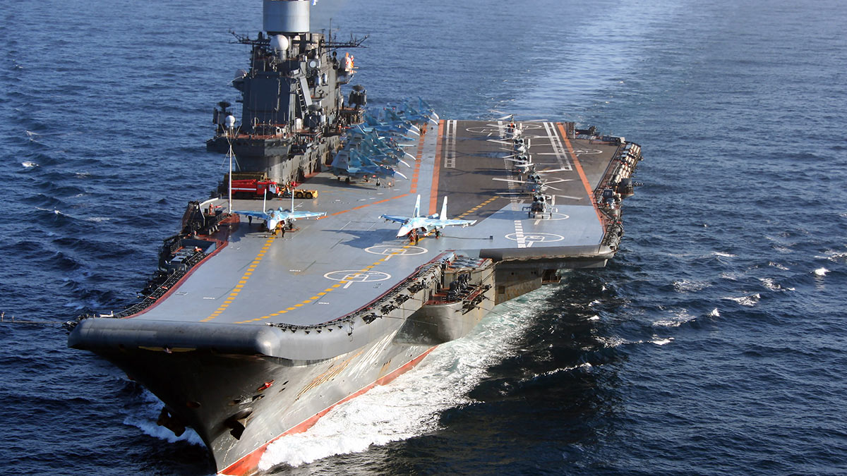 Авианосец "Адмирал Кузнецов" встал в док в Североморске