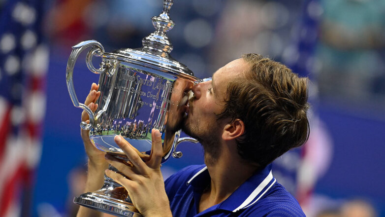 925043 Даниил Медведев целует кубок US Open