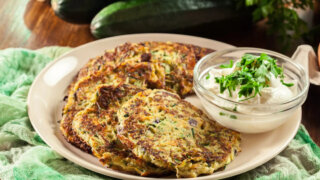 Вкусно и сытно: кабачковые оладьи по-гречески