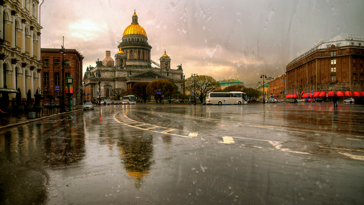 Осадка спб. Дождливый Питер собор. Санкт-Петербург дождь. Промозглый Питер. Ливень в Питере.