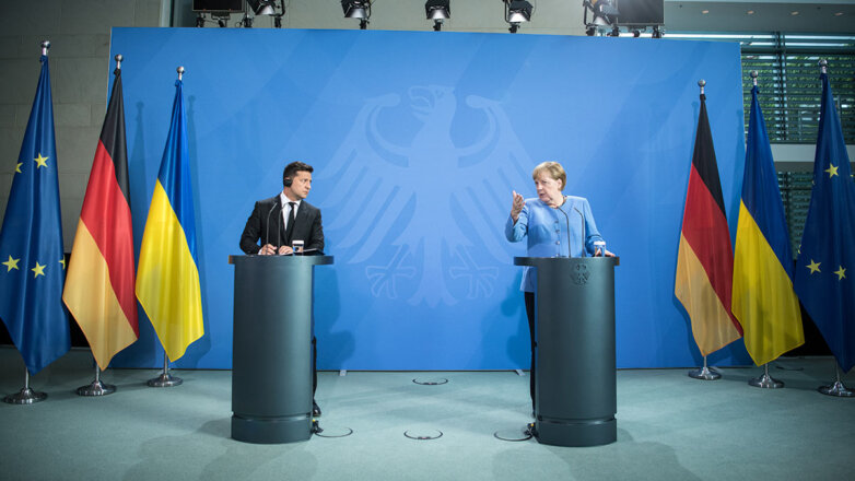 Зеленский заявил, что Меркель предотвратила "вторжение России" в 2015 году