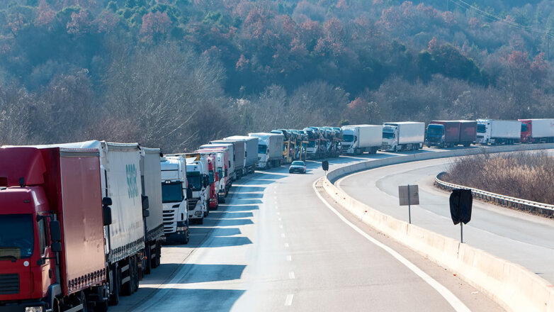 FT сообщила о многокилометровых очередях "застрявших" в Польше российских грузовиков