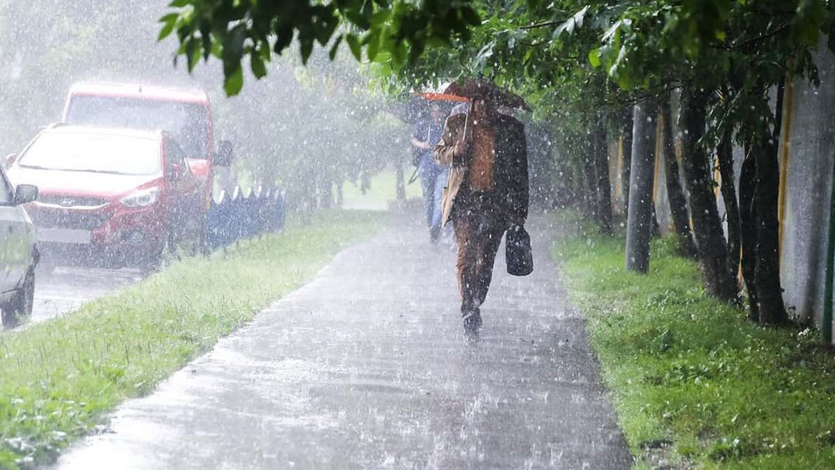 Ожидается сильный. Сильный дождь. Ливень. Дождливый день. Дождь и град в Москве.