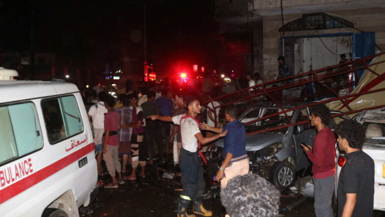Йеменцы на месте взрыва автомобиля возле аэропорта Адена