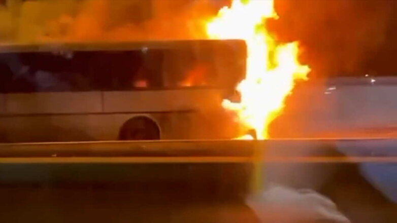 Автобус загорелся на Рублевском шоссе в Москве и вызвал пробку