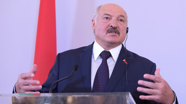Лукашенко заявил, что к границе Белоруссии "подкинули" танки
