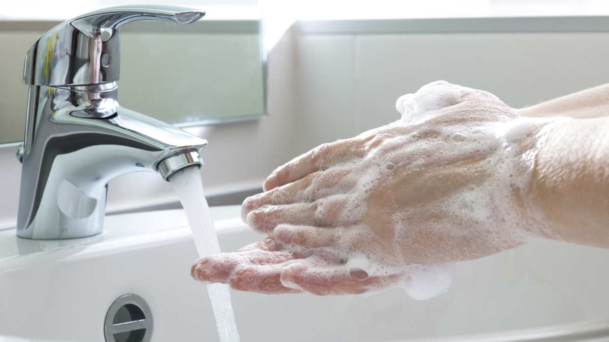 Неправильное мытье рук может грозить онкологией, предупредила дерматолог