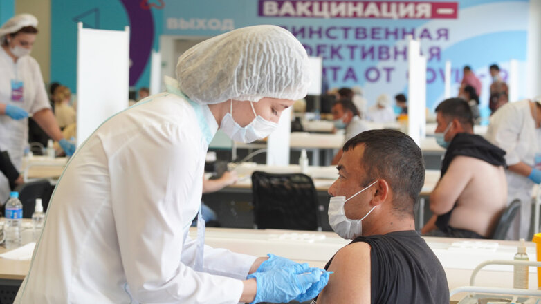 Обязательную вакцинацию от COVID-19 для ряда граждан ввели в 84 регионах России