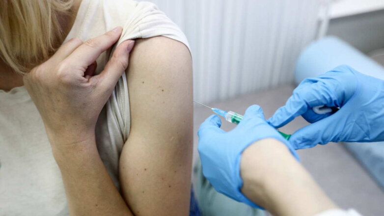Обязательную вакцинацию от COVID-19 для некоторых категорий граждан ввели по всей России
