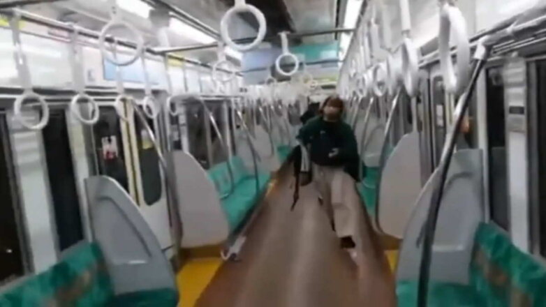 Неизвестный с ножом напал на пассажиров поезда в Токио: видео