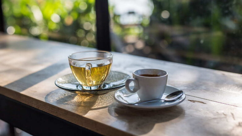Кофе или чай: о пользе популярных утренних напитков рассказали ученые