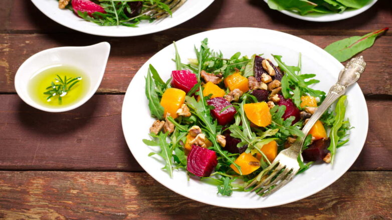 Из свеклы, тыквы и хурмы: рецепт новогоднего салата для вегетарианцев