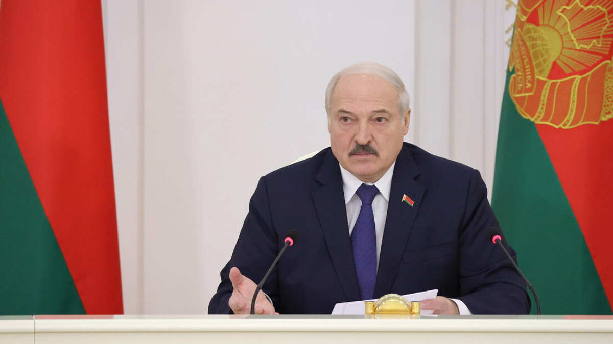 Лукашенко вспомнил рецепт бутерброда с сахаром и грязью