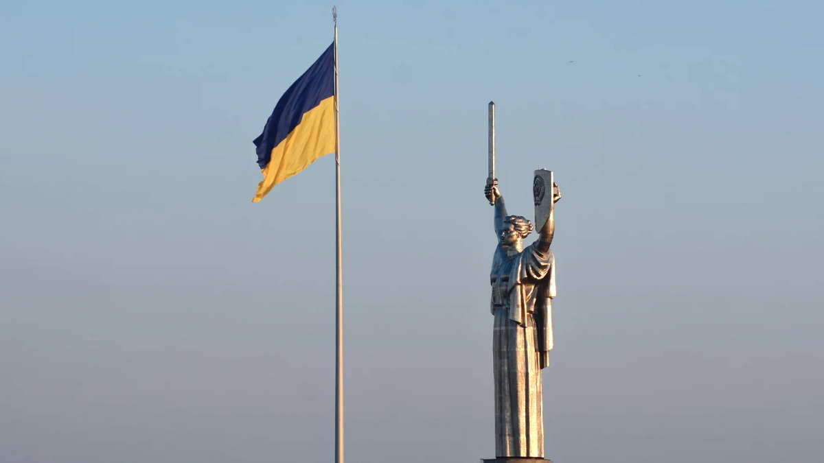 Украинский флаг и монумент Родина-мать