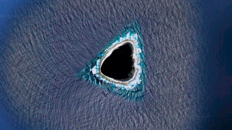 На Google Maps нашли "черную дыру" посреди океана