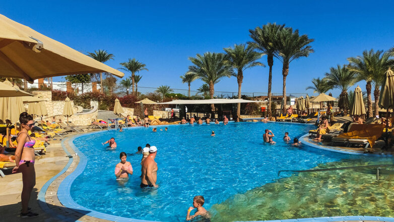 942732 Люди бассейн отдых курорт пальма небо Египет