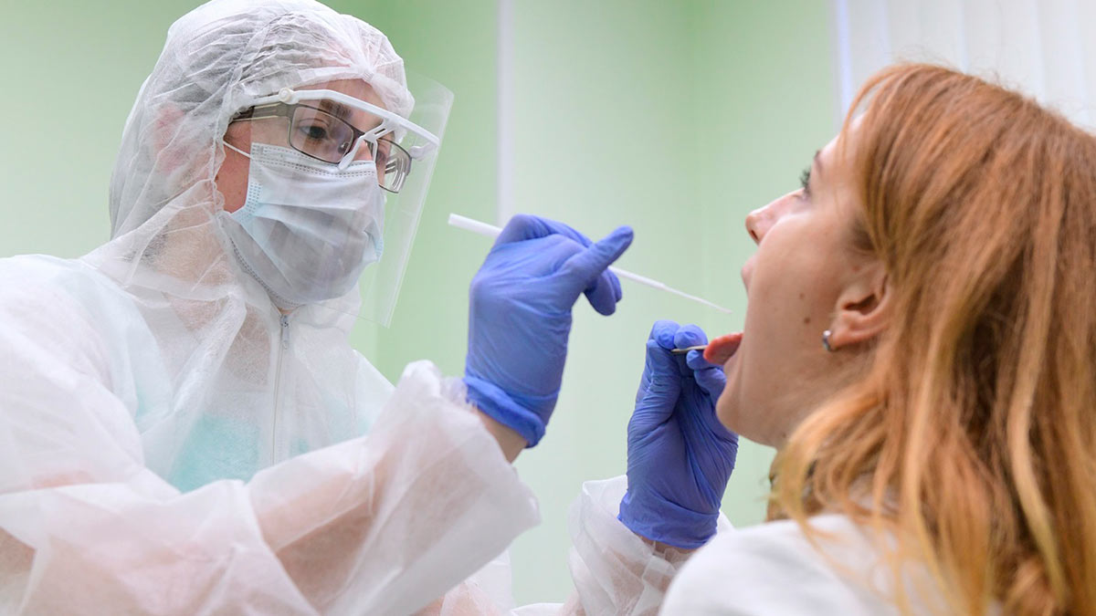 В Москве предсказали рост заболеваемости коронавирусом из-за свойств омикрона
