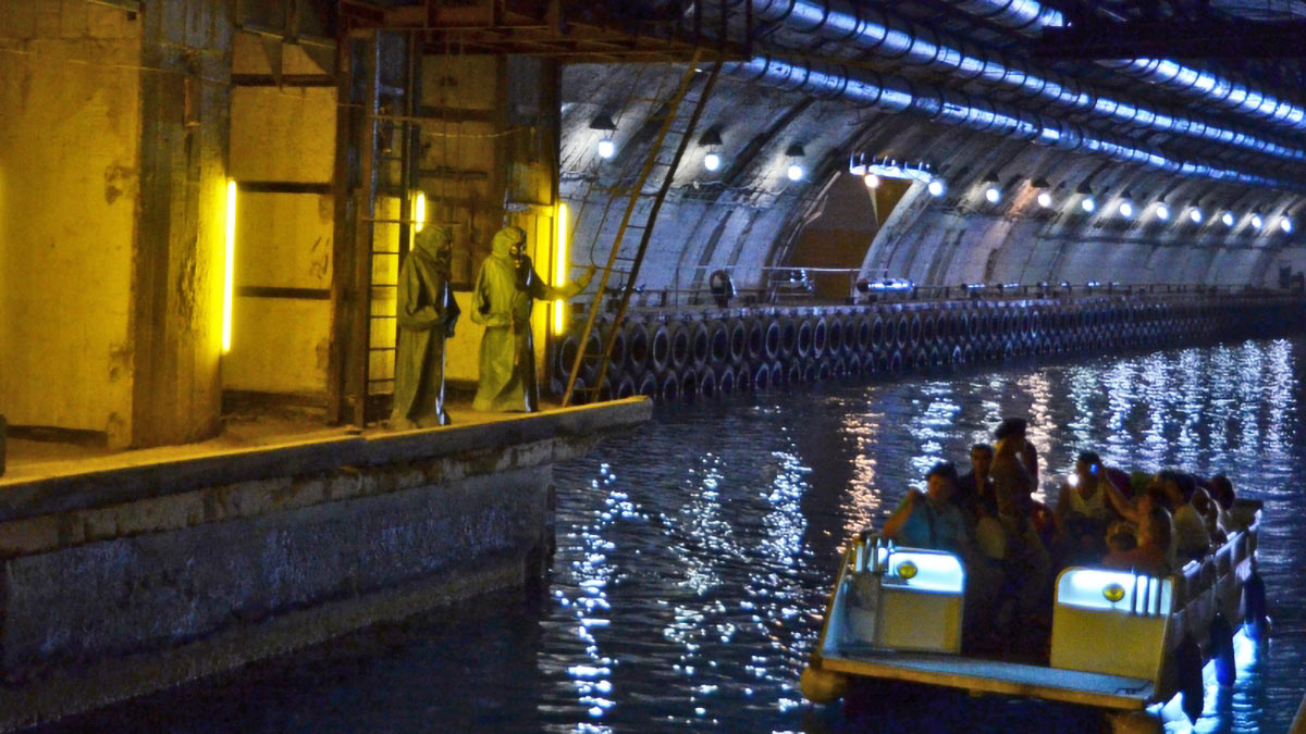 Посетители на катере во время экскурсии по подземному каналу