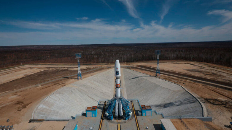 Ракету для полета "киноэкипажа" на МКС установили на Байконуре
