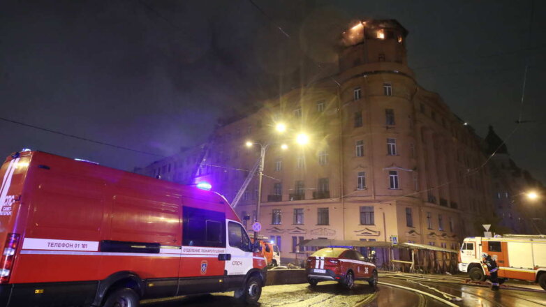 В Петербурге локализовали пожар в историческом жилом доме на набережной Карповки