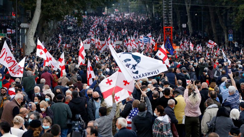 В Тбилиси проходит многотысячный митинг сторонников экс-президента Саакашвили