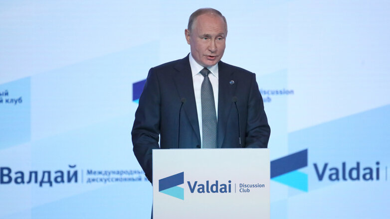 Путин выступает на пленарном заседании клуба 
