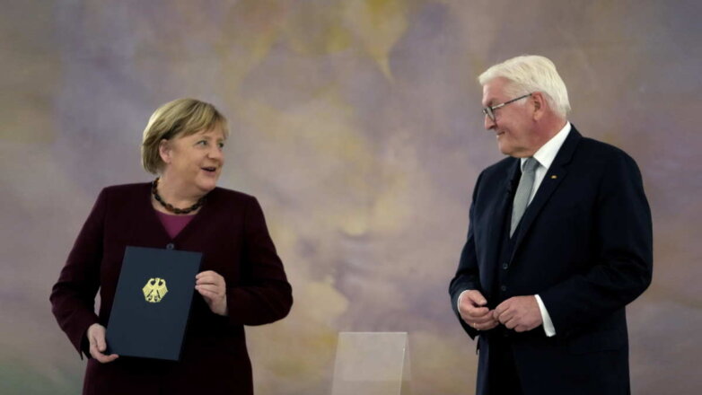 Президент ФРГ вручил Ангеле Меркель уведомление об окончании ее полномочий