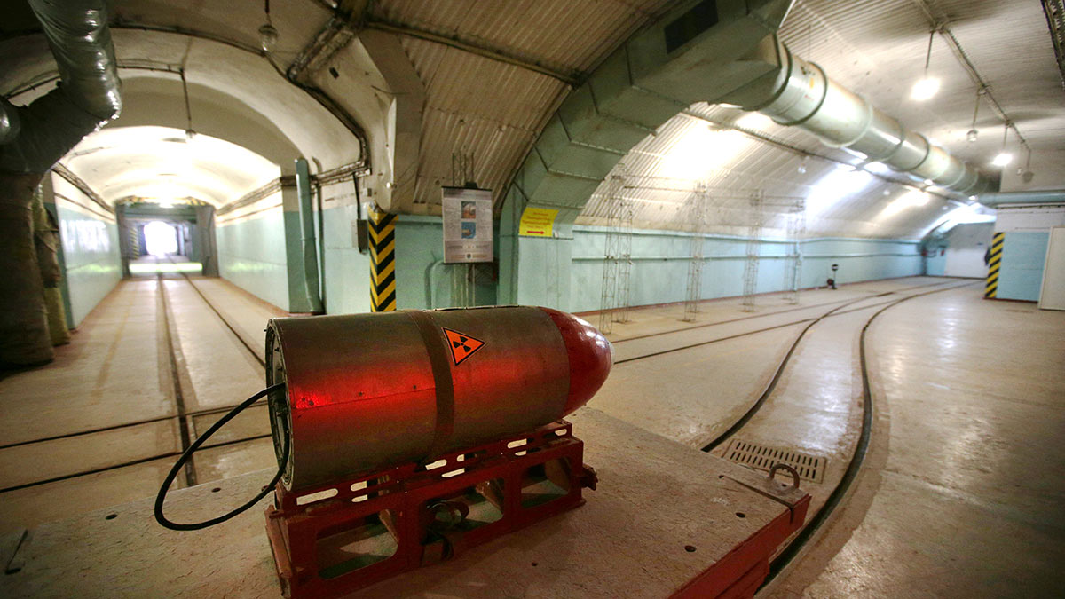 Макет ядерной боеголовки в подземных тоннелях