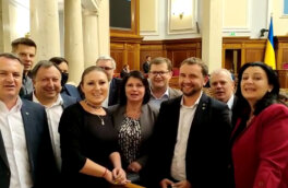Депутаты от партии Порошенко спели в зале Верховной рады песню о Бандере