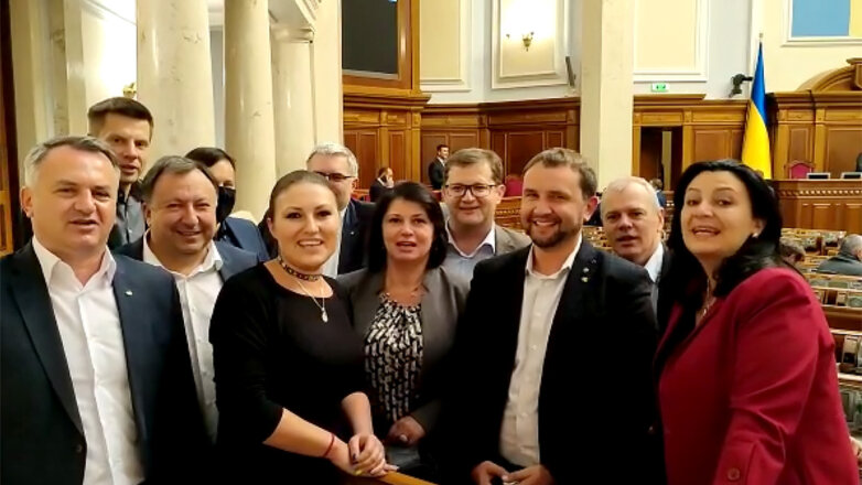 Депутаты от партии Порошенко спели в зале Верховной рады песню о Бандере