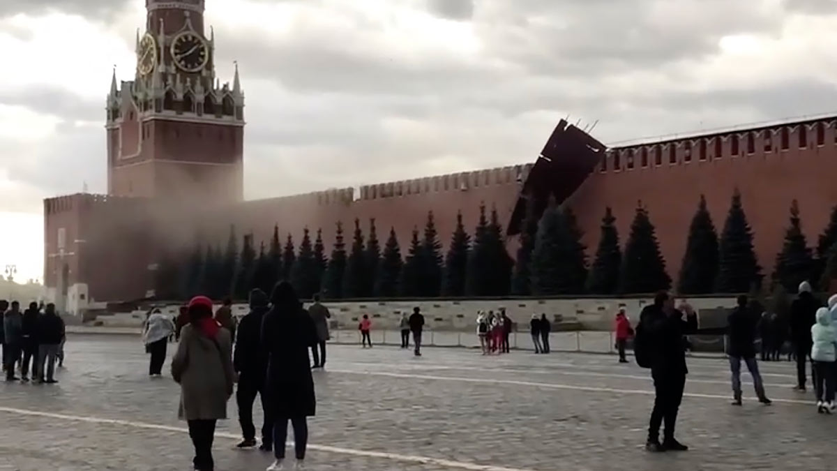 Ветер сорвал строительные леса со стены московского Кремля: видео