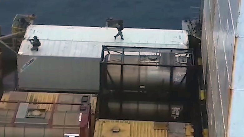Спасение гражданского судна от пиратов российскими моряками показали на видео