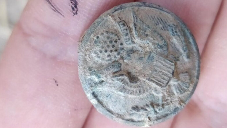 При раскопках древнего замка в Турции обнаружили значок с изображением Большой печати США